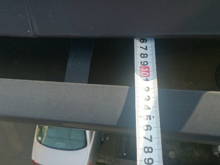 設置する雨樋のサイズを確認する作業