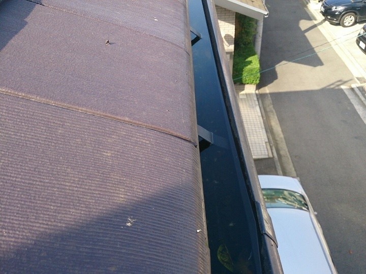 大雪の影響で樋が変形して下方向に垂れ下がったことで雨水が溜まりやすい状況