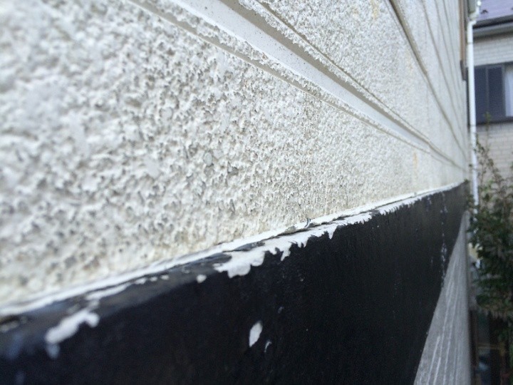 幕板の上端は塗膜が剥がれた状態