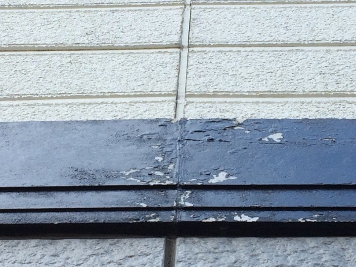 外壁の幕板の表面は塗膜が剥がれ内部の素材が露出している状態