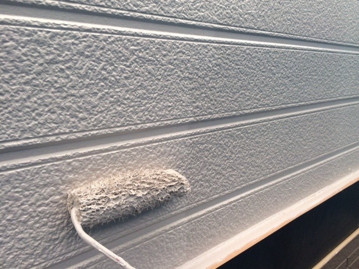 パーフェクトトップを用いた外壁塗り替え工事（中塗り）