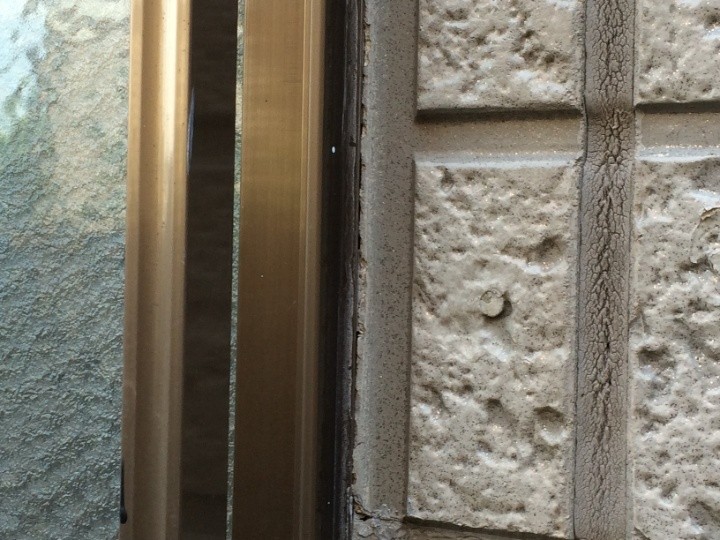 外壁材（継ぎ目）のシールは表面が痩せている
