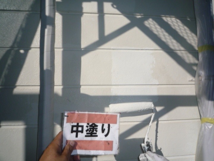 セラミシリコンを使用した外壁塗装作業（中塗り）
