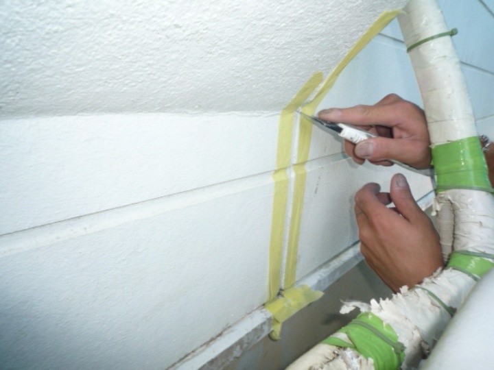 シーリングにカッターで切り込み