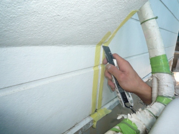 カッターでシーリング撤去