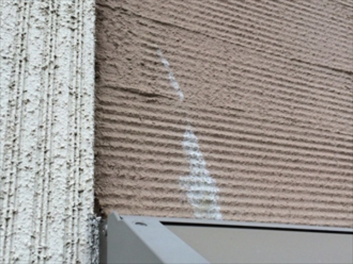 ひび割れ部分からエフロレッセンスが染み出した状態