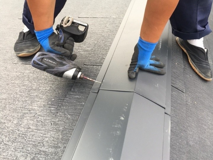 ガルバリウム鋼板製の棟板金を設置