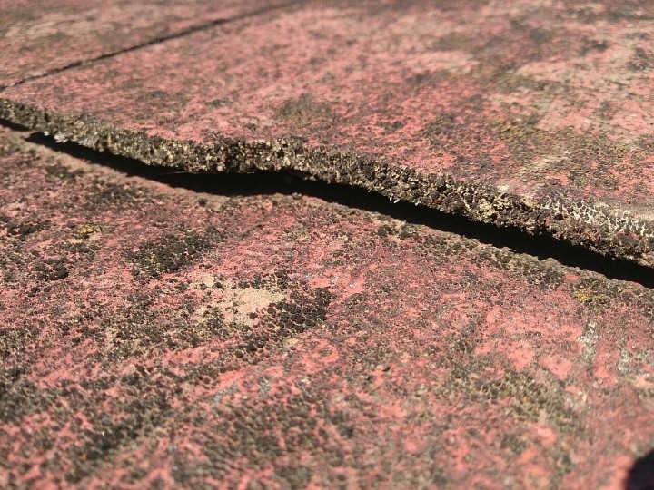 スレートの重なり部分がザラザラした荒れた状態