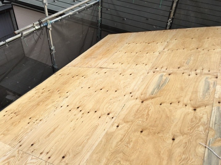 新しい野地板を重ねて施工