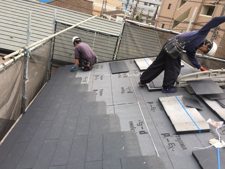 スレートの葺き作業