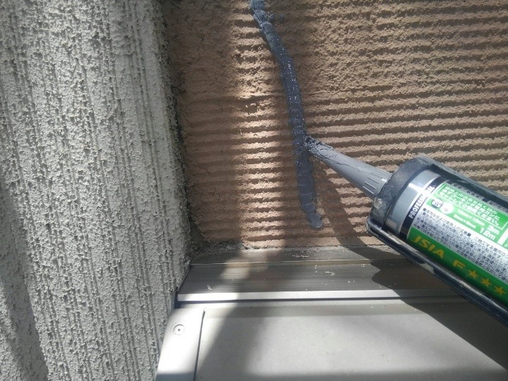 亀裂にコーキング処理して表面を整える作業