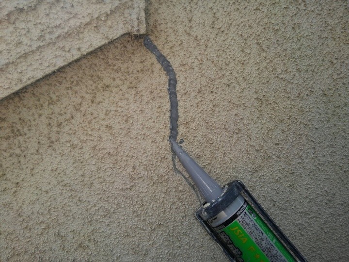 亀裂の縁をカットしてコーキング材を充填