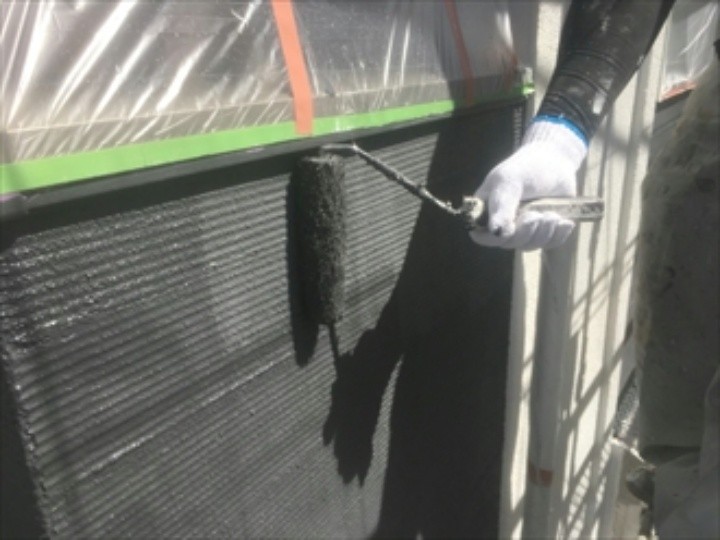 外壁の「上塗り」作業