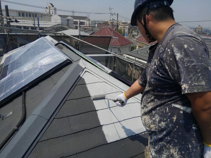 屋根の下塗り作業