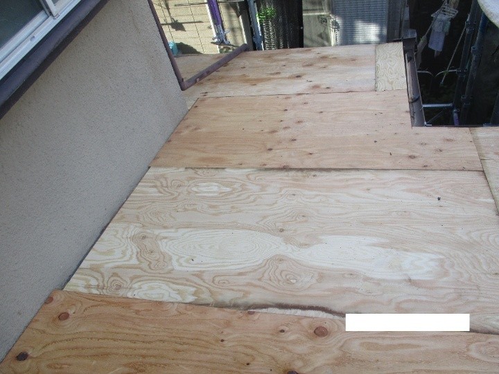 新しい野地板を敷設