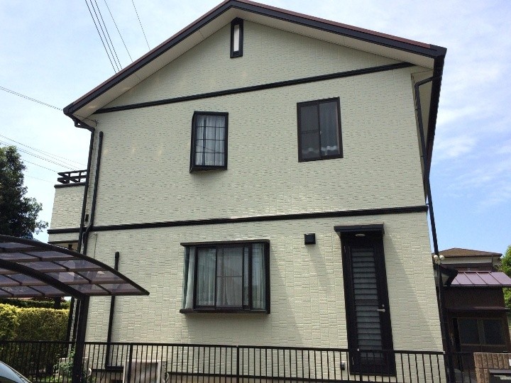 外壁塗り替え工事が完工した住宅