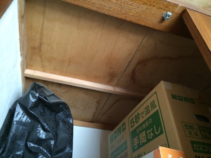 押入れにも雨染み