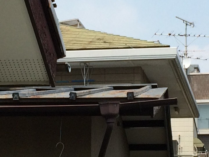 瓦棒屋根のドブと棟板金の間に隙間が確認