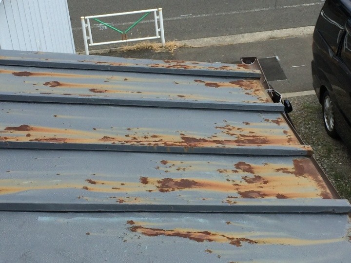 軒先側の錆が目立つ状態