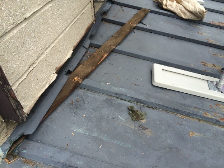 雨押え内の抜き板を取り除き