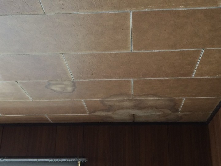 雨染みが目立つ箇所