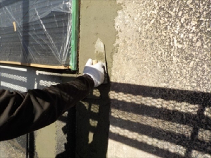 金鏝（かなごて）で表面を整えて仕上げる作業工程