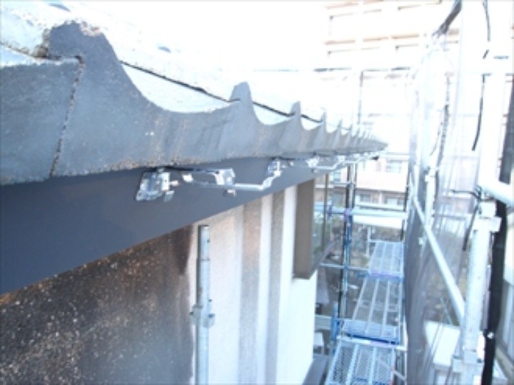 新しい板金を巻いて適切な勾配を付けて支持金具を取り付け