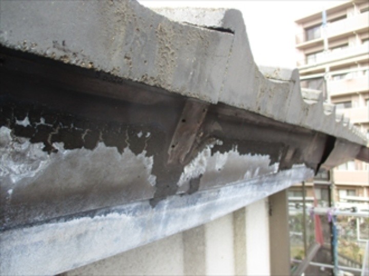 雨樋の補修作業