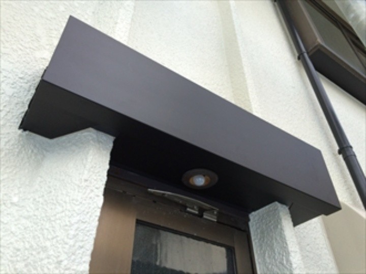 勝手口の庇の塗装後