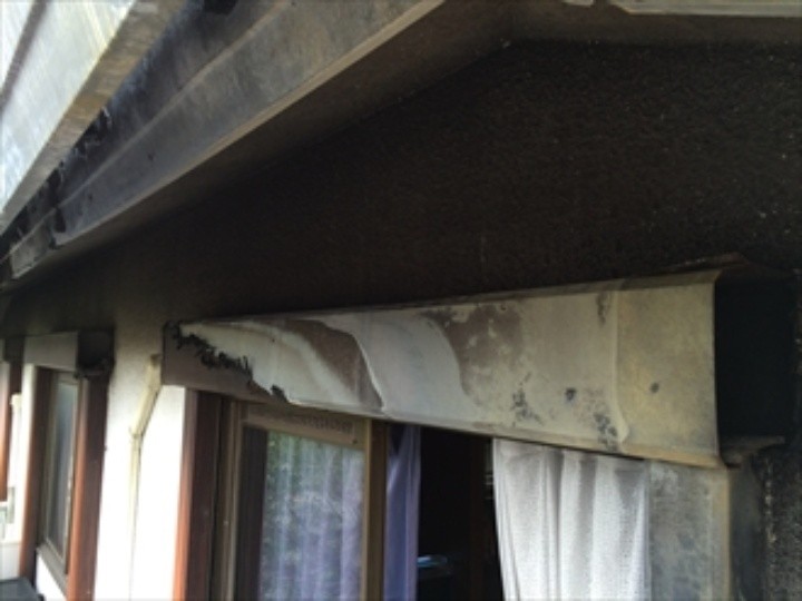 2階のシャッターBOXが焼けた状態