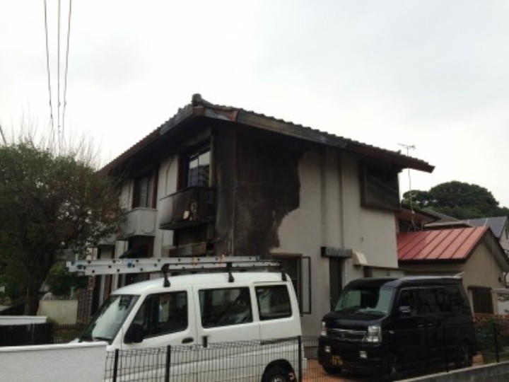 火災（貰い火）で焼け爛れた外壁