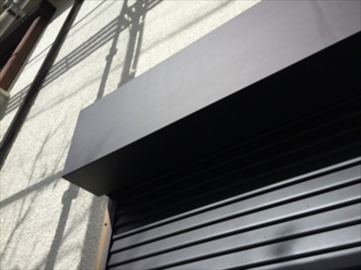 シャッターBOXはアルミ板を折り曲げ加工してはめ込み