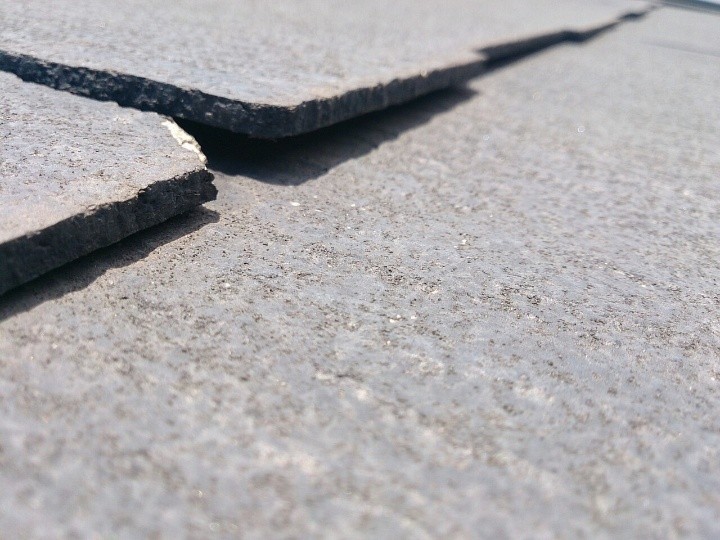 屋根材が反り始めている状態