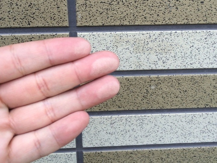 外壁の表面にチョーキング