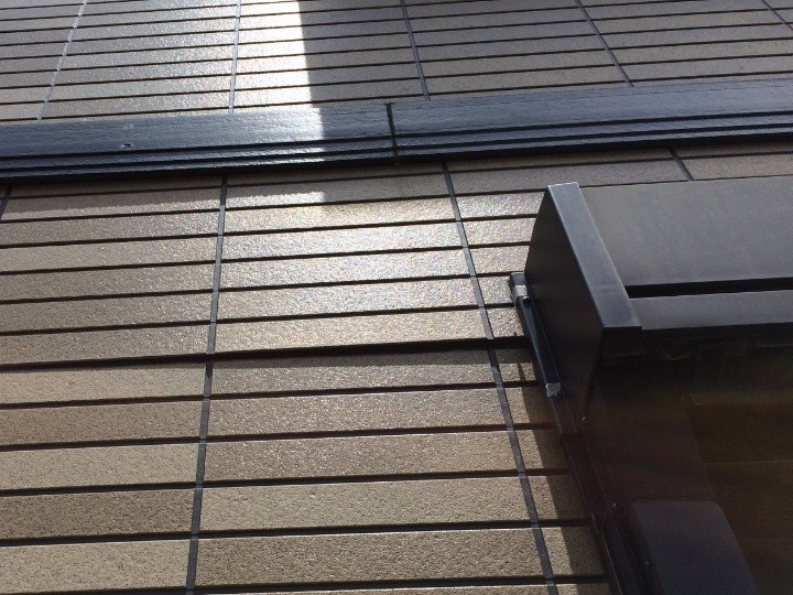 サイディングが反っている影響で目地部分にズレが生じている状態