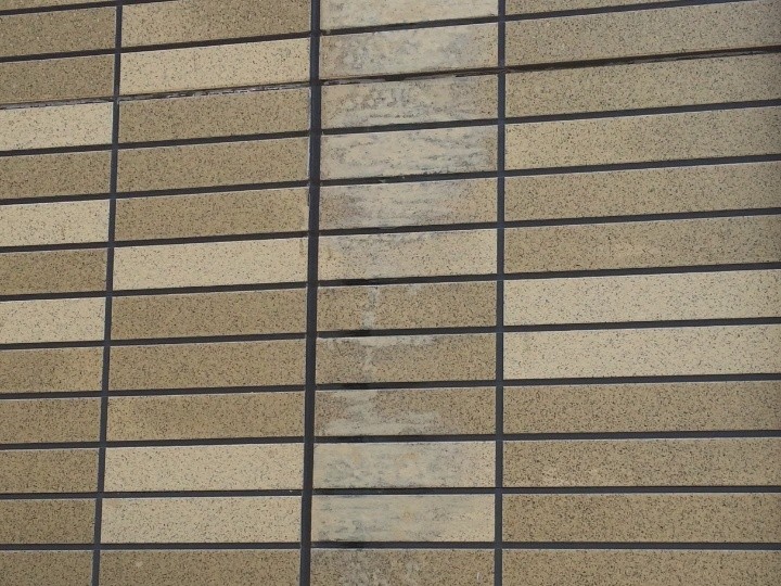 外壁の表面には凹凸が発生