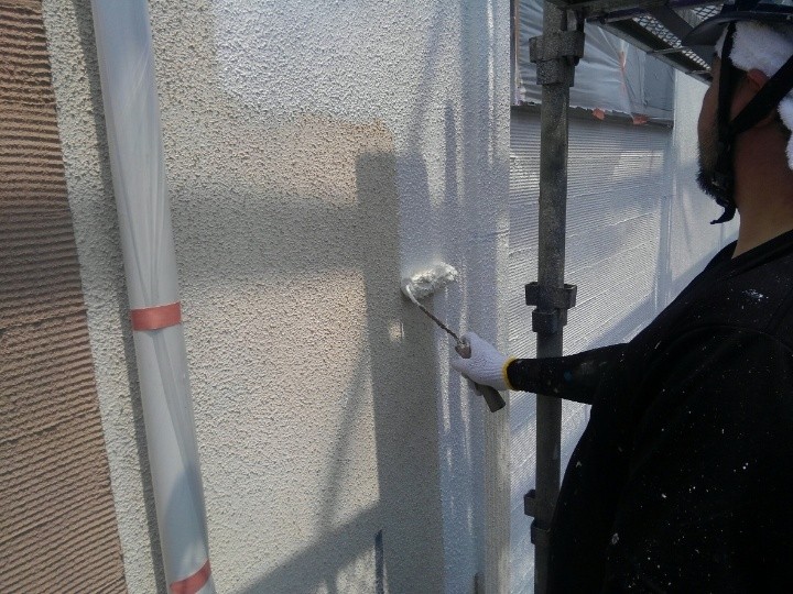 外壁の「下塗り」作業