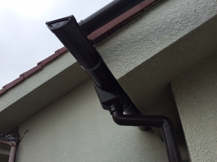 雨樋交換工事の施工風景