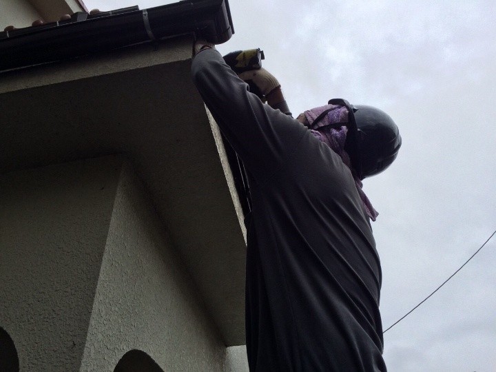 水勾配を確認しながら金具を順に設置