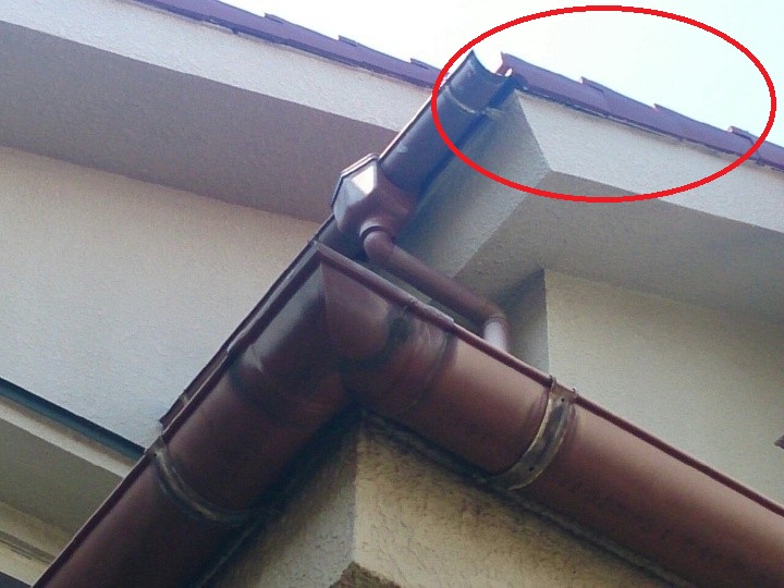 接続が外れている雨樋
