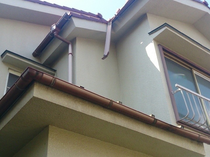 雨樋が垂れ下がり、破損している状態