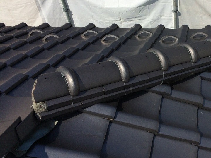 棟部分の瓦とその固定状況を確認