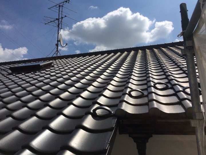 全体的に整った瓦屋根の状態を確認
