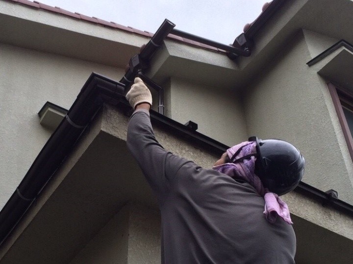 雨樋の位置や勾配を確認しながら微調整