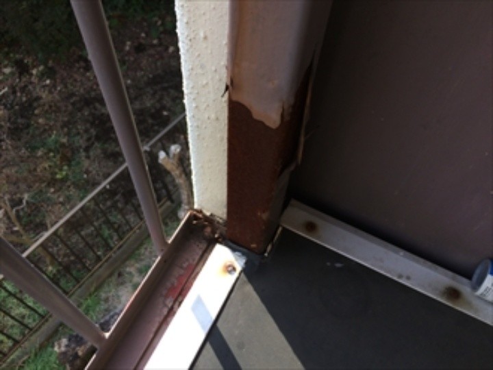 鉄製バルコニーの塗膜が剥がれて錆が発生している状況
