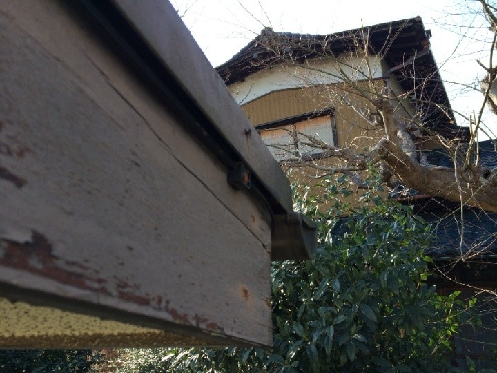 破風板や鼻隠し板が劣化して剥がれている状態