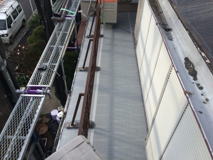 シートの継ぎ目は専用のジョイントテープを使用