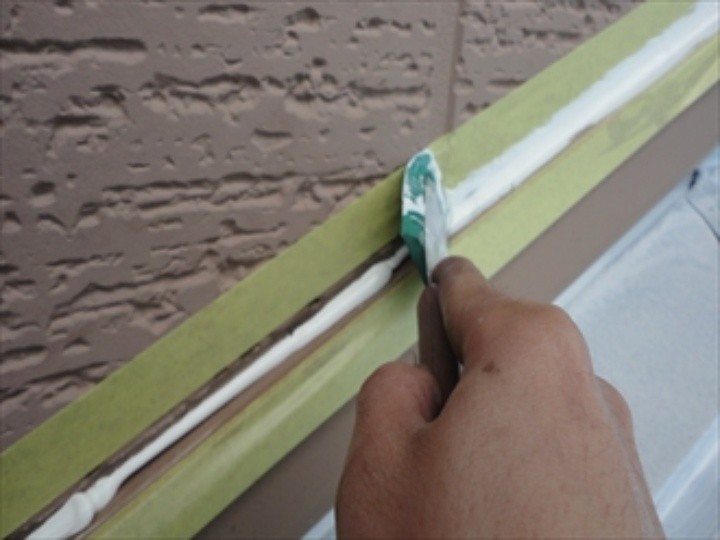 シール用のヘラで表面を均する作業