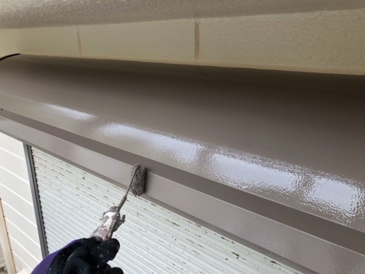 シャッターBOXの鉄部を塗装する作業風景