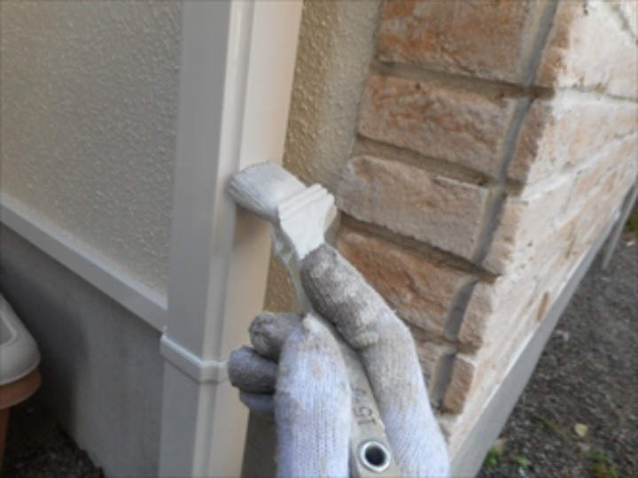 ファインSiで塗装工事する風景